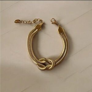 Elegant Gold Knot Bracelet